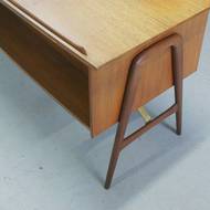 Webe "Boomerang" bureau Louis van Teeffelen