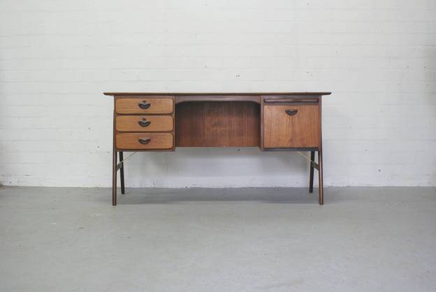 Webe "Boomerang" bureau Louis van Teeffelen